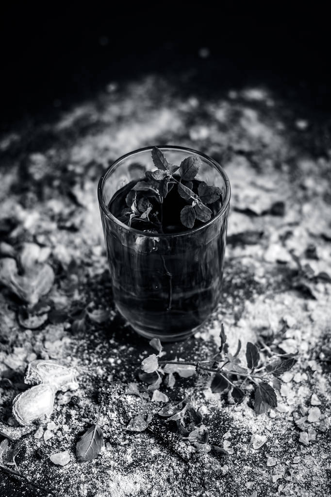 Primer plano de la bebida a base de hierbas ayurvédicas con albahaca y jengibre en polvo
 - Foto, Imagen