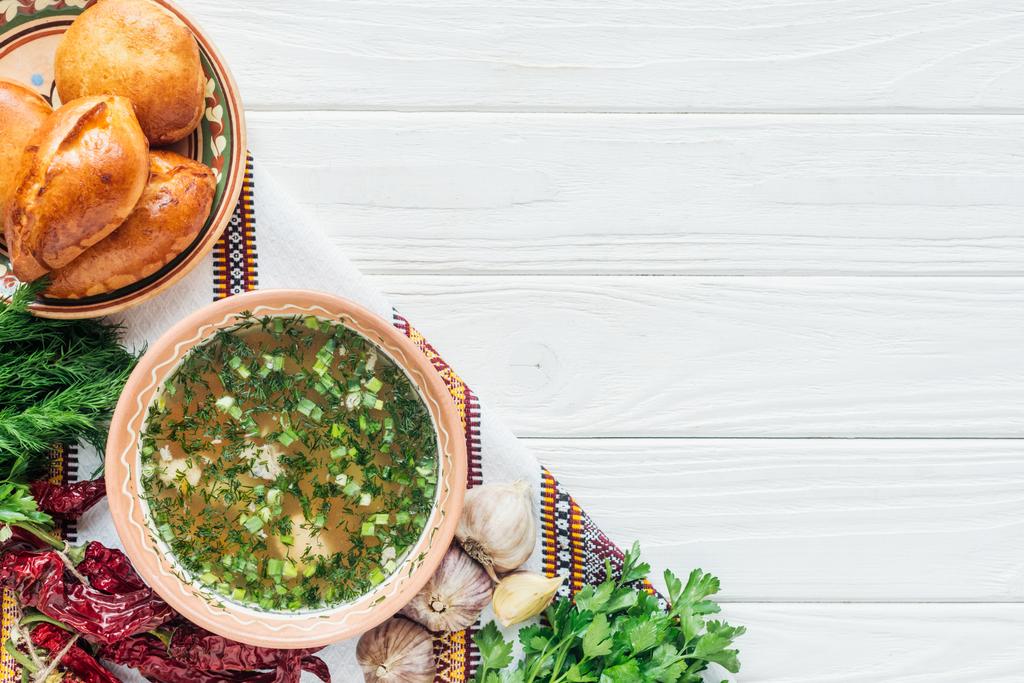 «Ana sayfa» yeşil soğan, havlu, malzemeler ve mini pies Beyaz ahşap zemin üzerine işlemeli geleneksel balık çorbası görünümünü - Fotoğraf, Görsel