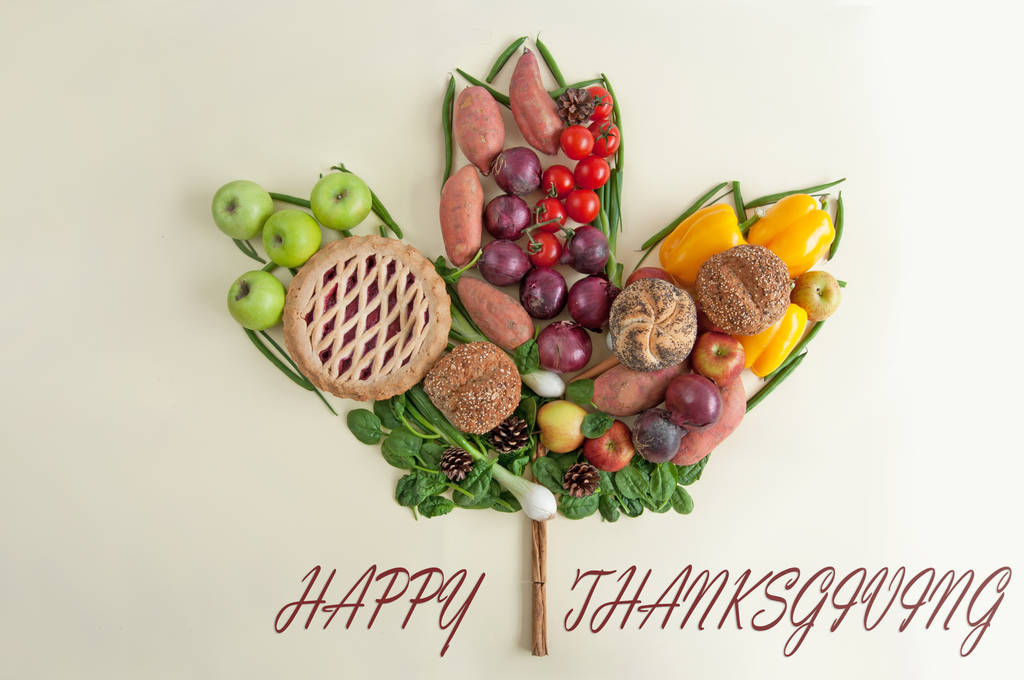 Thanksgiving seizoensgebonden groenten en fruit in de vorm van een Herfstblad - Foto, afbeelding