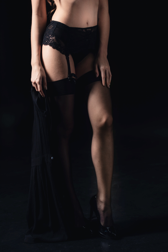 abgeschnittene Ansicht von sexy Frau in Dessous isoliert auf schwarz - Foto, Bild