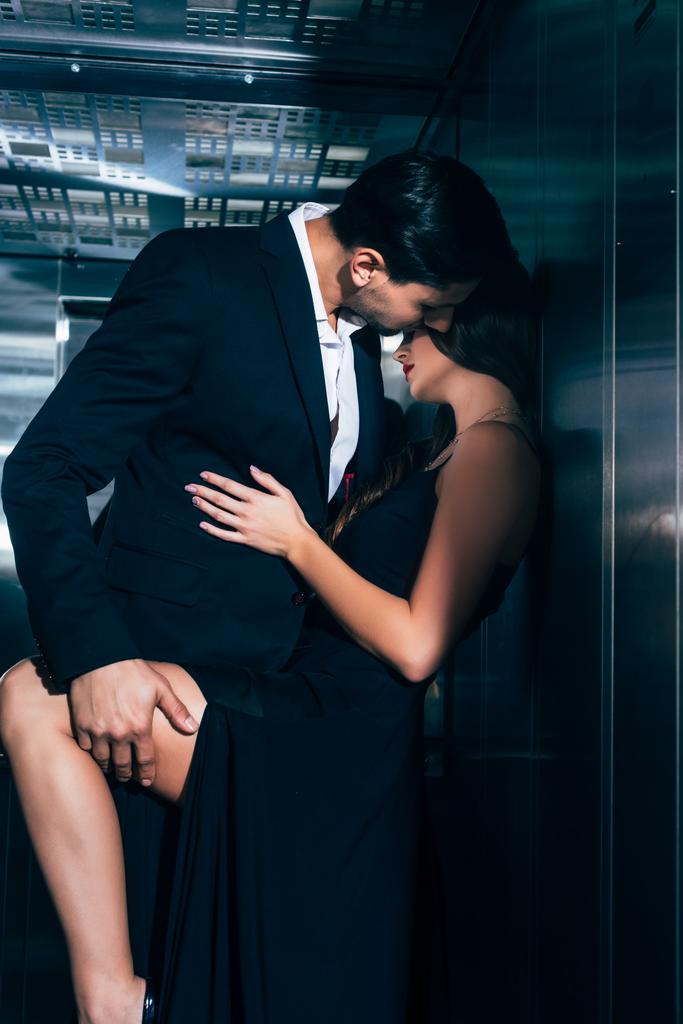 baştan çıkarıcı çift öpüşme ve asansörde sarılma - Fotoğraf, Görsel