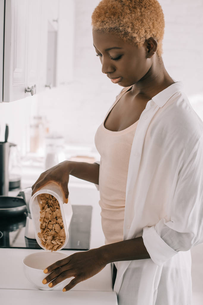 africká americká žena připravuje snídani v bílé kuchyni  - Fotografie, Obrázek