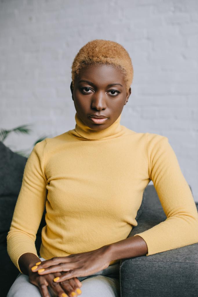 selektiver Fokus der selbstbewussten Afroamerikanerin mit kurzen Haaren  - Foto, Bild