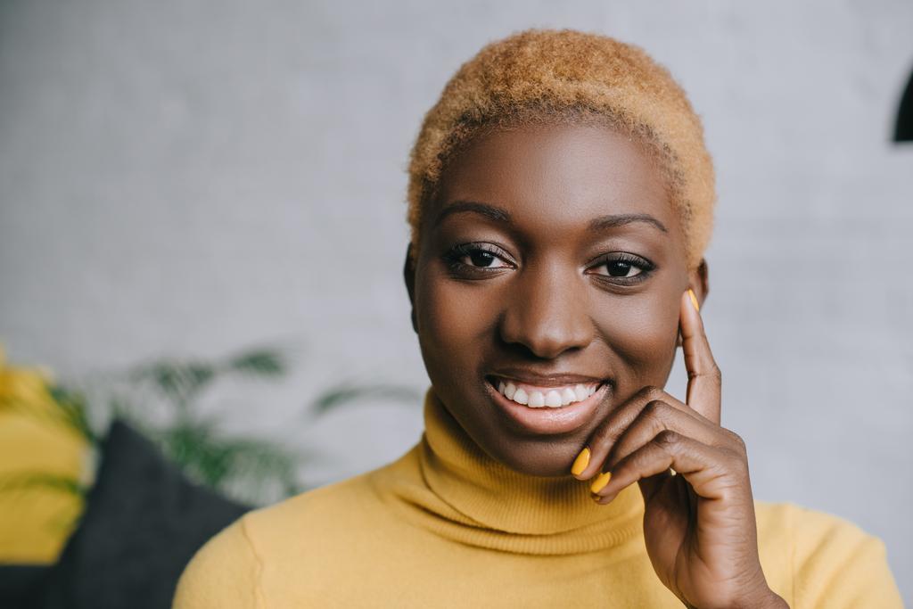 Nahaufnahme einer glücklichen Afroamerikanerin mit kurzen Haaren  - Foto, Bild