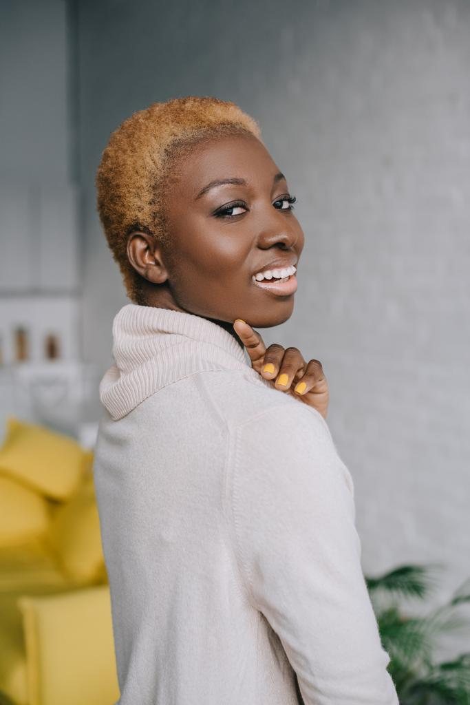 valikoiva painopiste hymyilevä afrikkalainen amerikkalainen nainen lyhyet hiukset
 - Valokuva, kuva