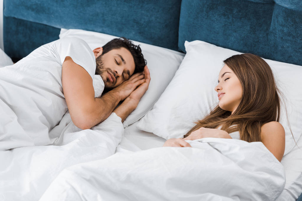 atractiva pareja joven durmiendo juntos en la mañana
 - Foto, imagen