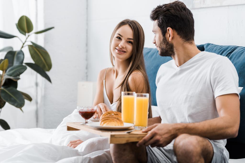 молода пара снідає в спальні
 - Фото, зображення
