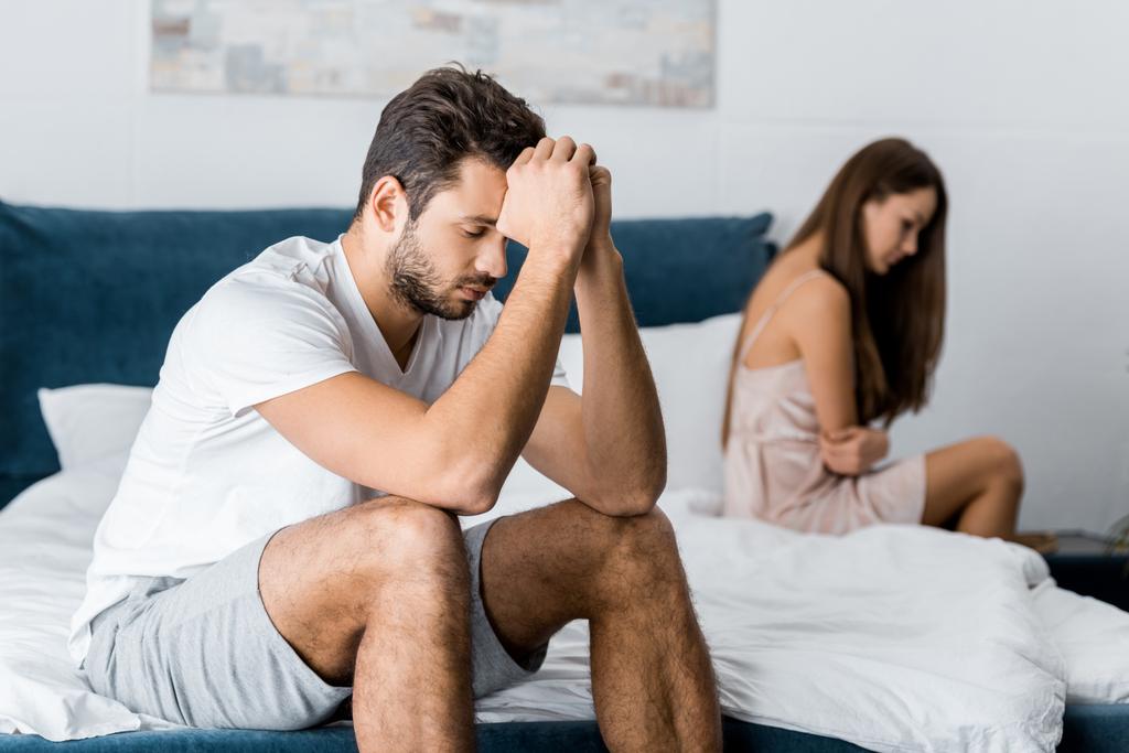 homme déprimé assis sur le lit avec petite amie après querelle, concept de problèmes sexuels
 - Photo, image