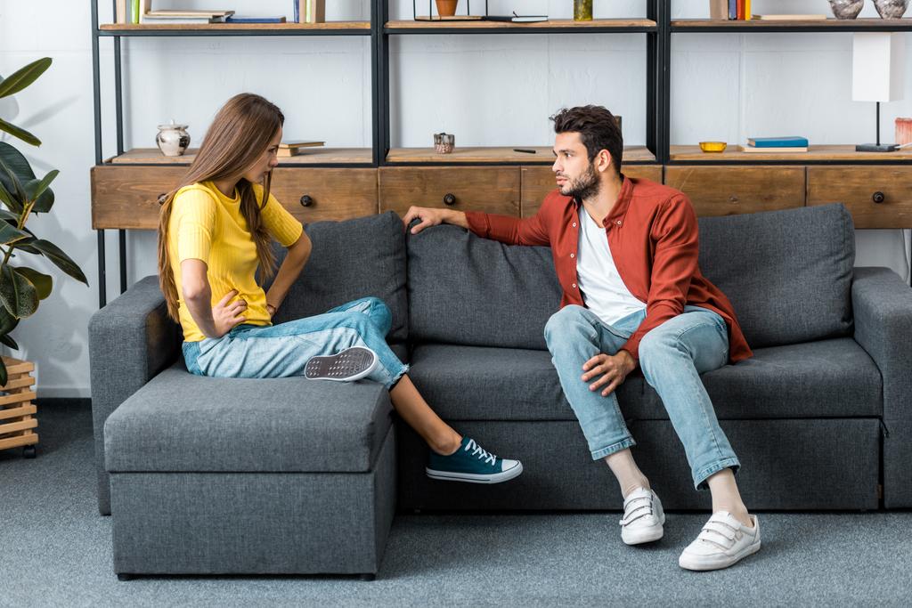 Freund und Freundin streiten sich auf Sofa im Wohnzimmer - Foto, Bild