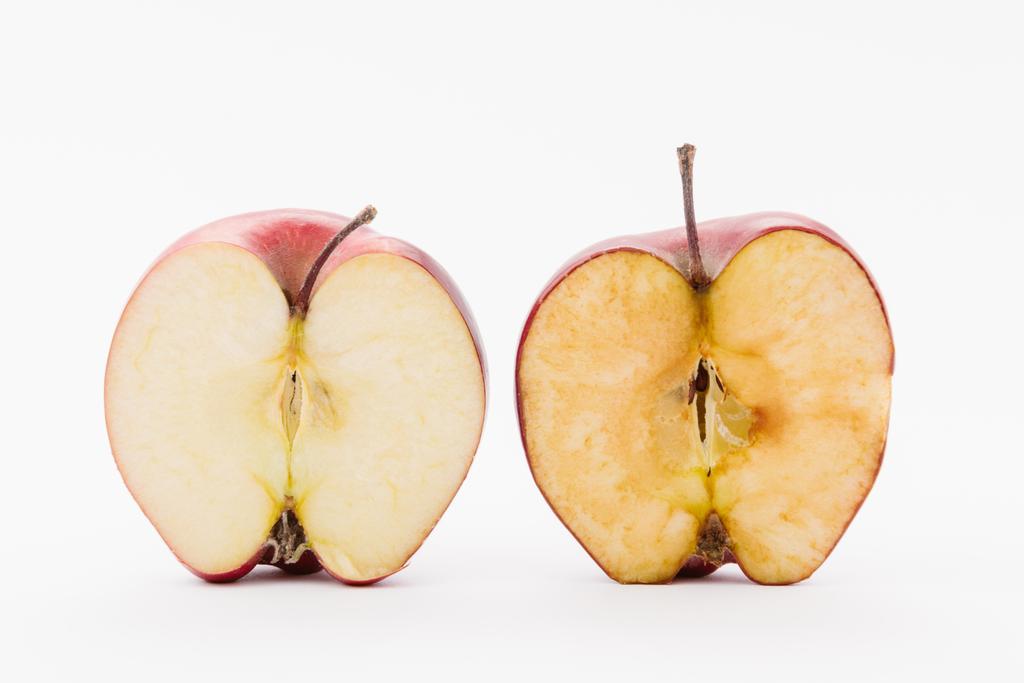 pomme délicieuse rouge mûre coupée en deux sur fond blanc
 - Photo, image
