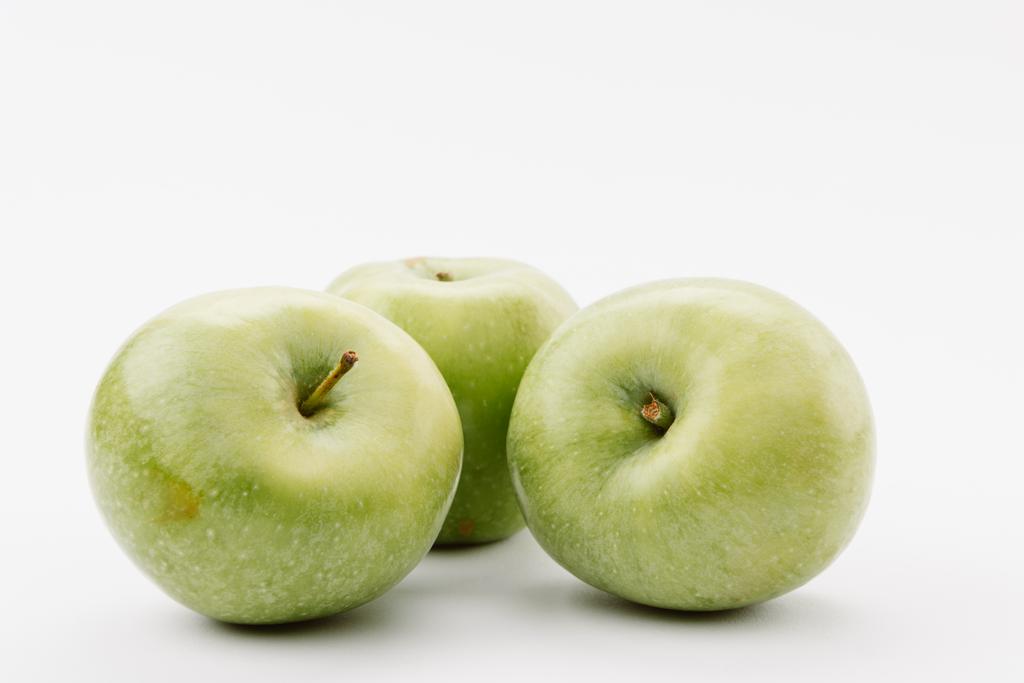 deliciosas manzanas verdes grandes sobre fondo blanco
 - Foto, Imagen