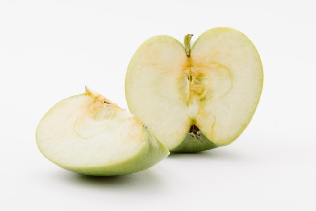 вырезать спелые зеленые яблоки на белом фоне
 - Фото, изображение