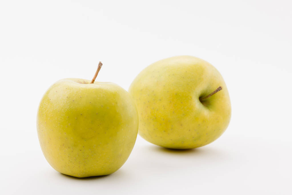 sabrosas manzanas doradas deliciosas sobre fondo blanco
 - Foto, imagen