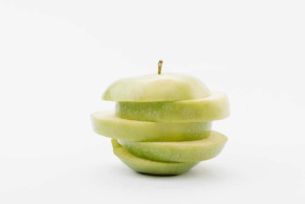 maçã deliciosa dourada fatiada no fundo branco
 - Foto, Imagem