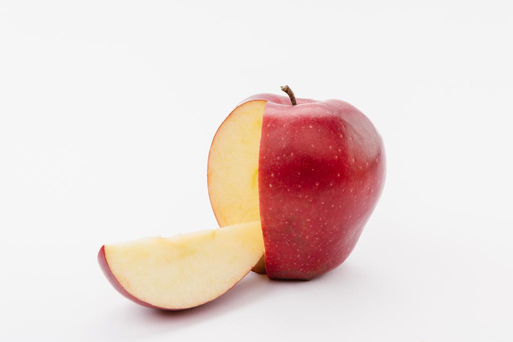 вырезать большой красный вкусный яблоко на белом фоне
 - Фото, изображение