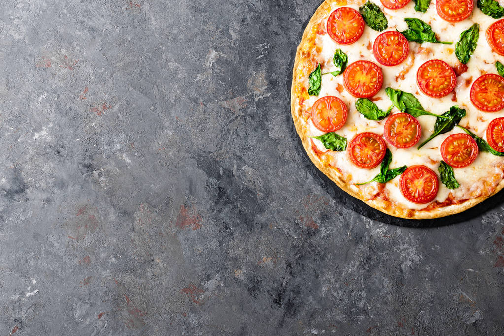 Pizza Margherita au fromage mozzarella, basilic et tomates Nourriture italienne traditionnelle. Recette classique. Vue du dessus
 - Photo, image