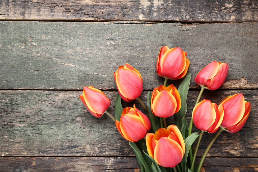 Аромат тюльпанов на сером деревянном столе
 - Фото, изображение