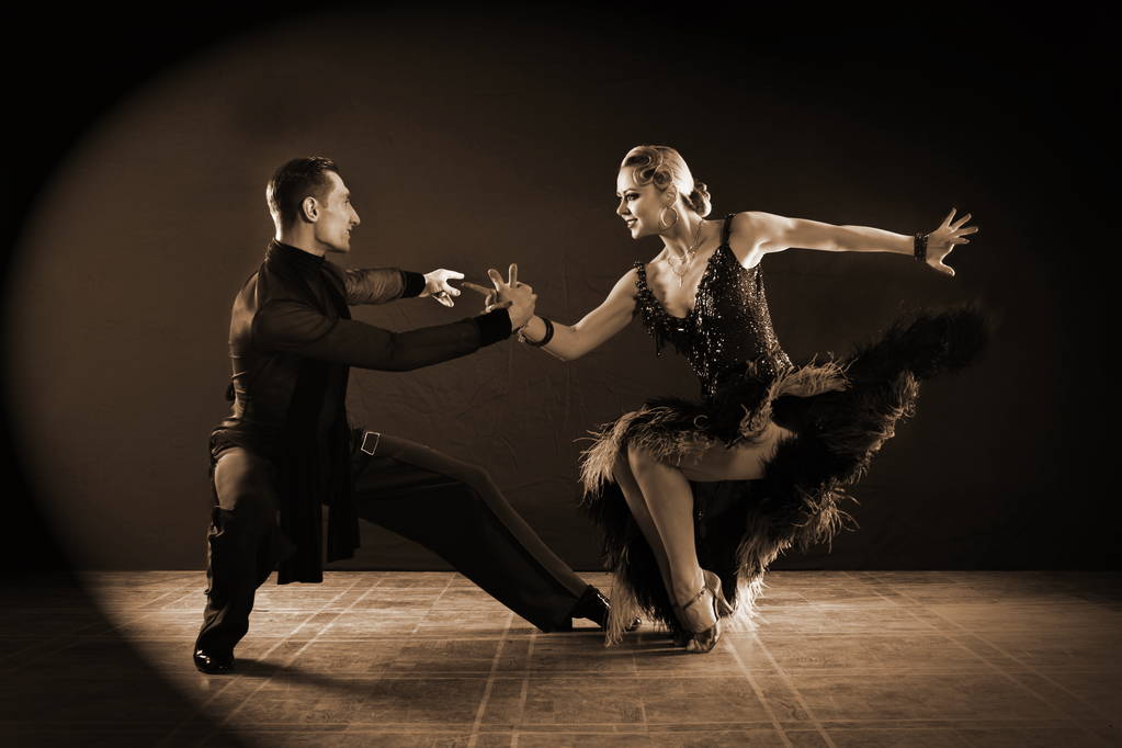 Tänzer im Ballsaal isoliert auf schwarzem Hintergrund - Foto, Bild