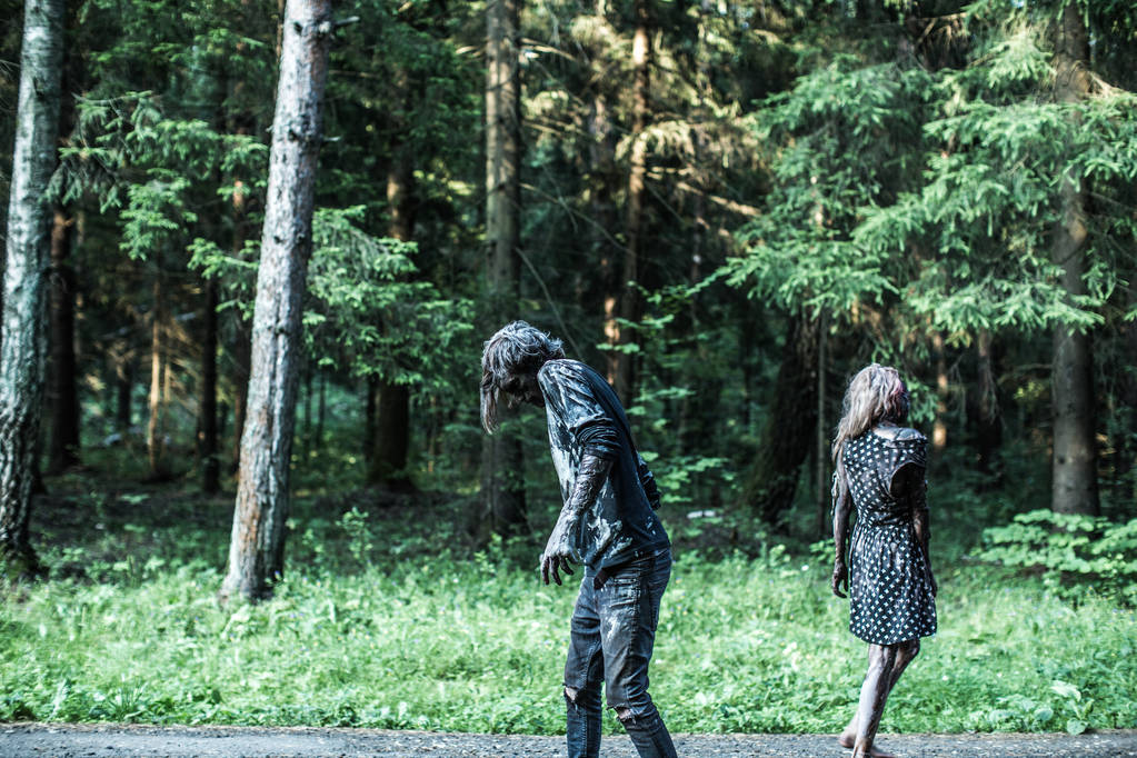 Zombie homme et femme posant ensemble à la forêt
 - Photo, image