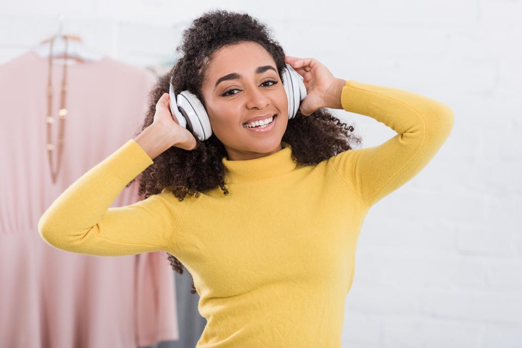 positive afrikanisch-amerikanische Frau hört Musik über Kopfhörer - Foto, Bild