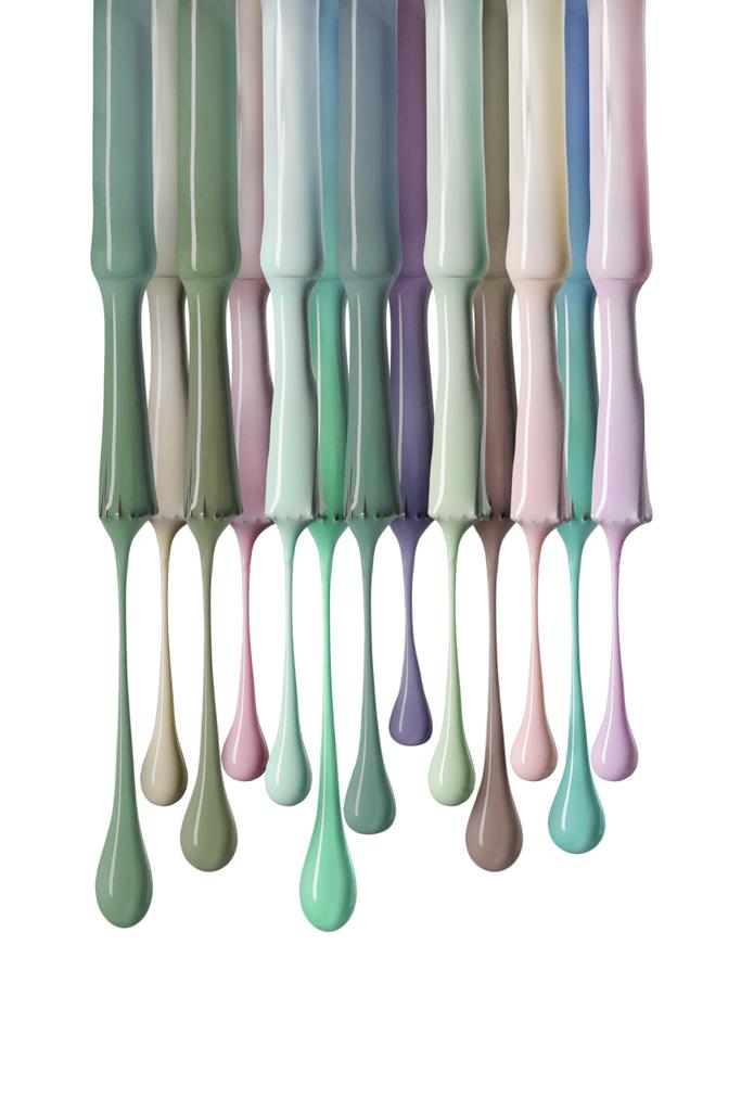 pinceaux humides avec variation de vernis pastel vert isolé sur blanc
 - Photo, image
