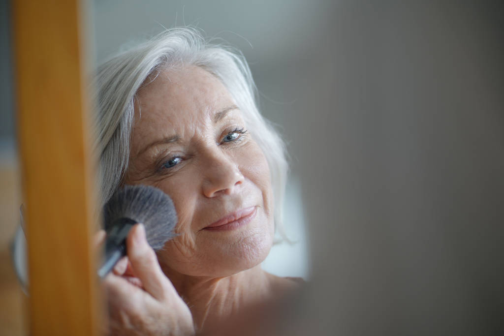 Mulher idosa bonita aplicando maquiagem
 - Foto, Imagem