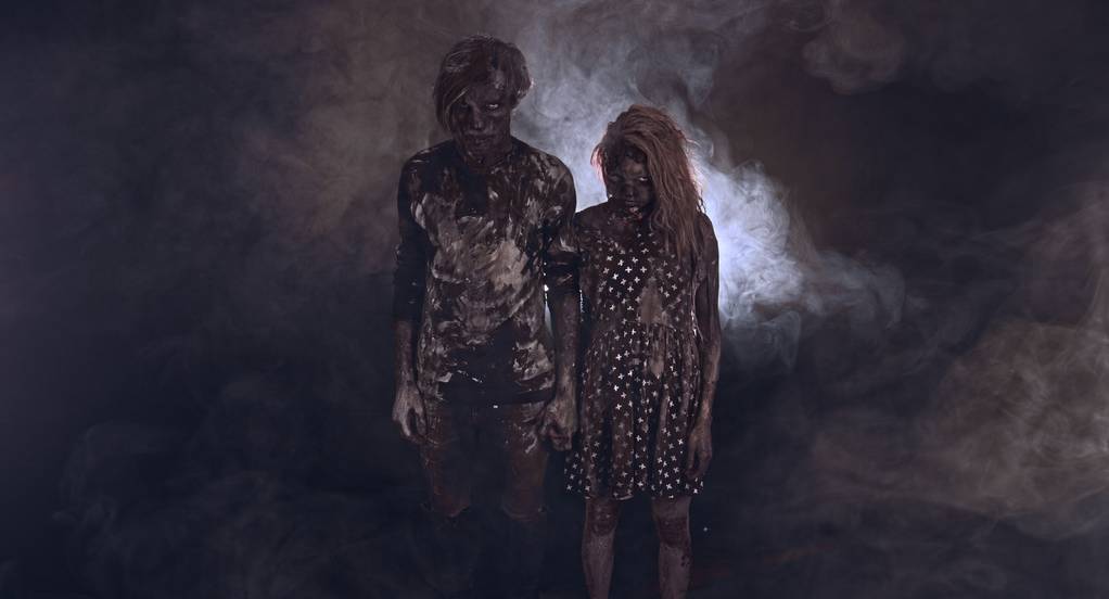 portrait de zombies ensemble sur fond sombre brumeux
 - Photo, image