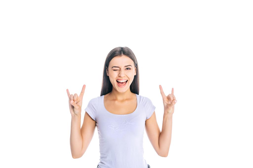 retrato de mujer atractiva sonriente mostrando el signo de roca aislado en blanco
 - Foto, Imagen