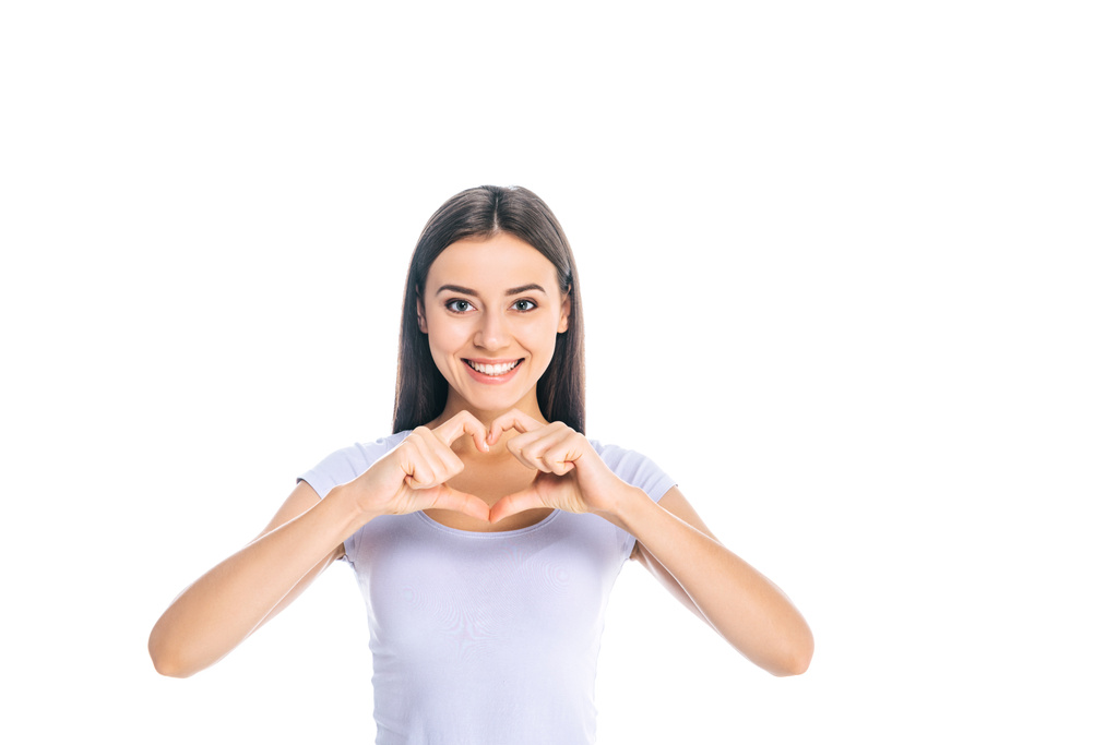 Porträt einer lächelnden Frau mit Herzzeichen auf weißem Grund - Foto, Bild