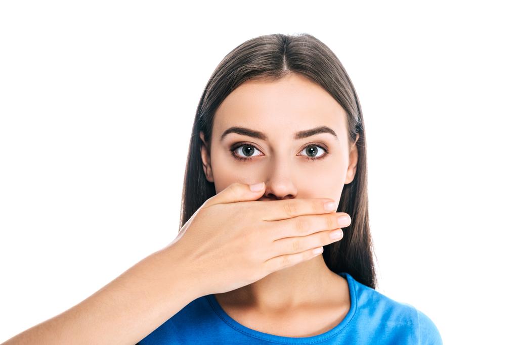 zakryt pohled mladé ženy pokrývající ústa rukou izolované na bílém - Fotografie, Obrázek