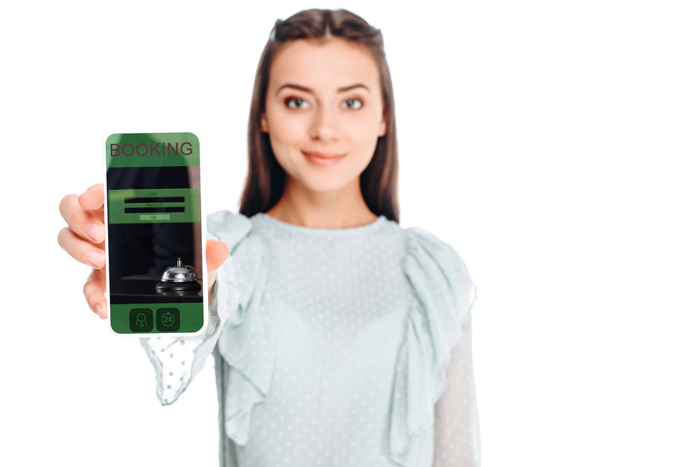 jovem mulher mostrando smartphone com sinal de reserva na tela isolada no branco
 - Foto, Imagem