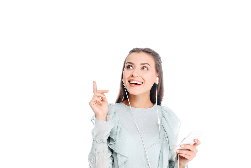portret uśmiechający się kobiety z smartphone słuchania muzyki w słuchawkach na białym tle - Zdjęcie, obraz