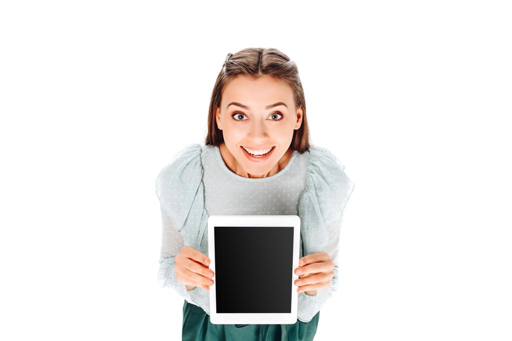 Hochwinkel-Ansicht einer lächelnden Frau mit Tablet mit leerem Bildschirm isoliert auf weiß - Foto, Bild