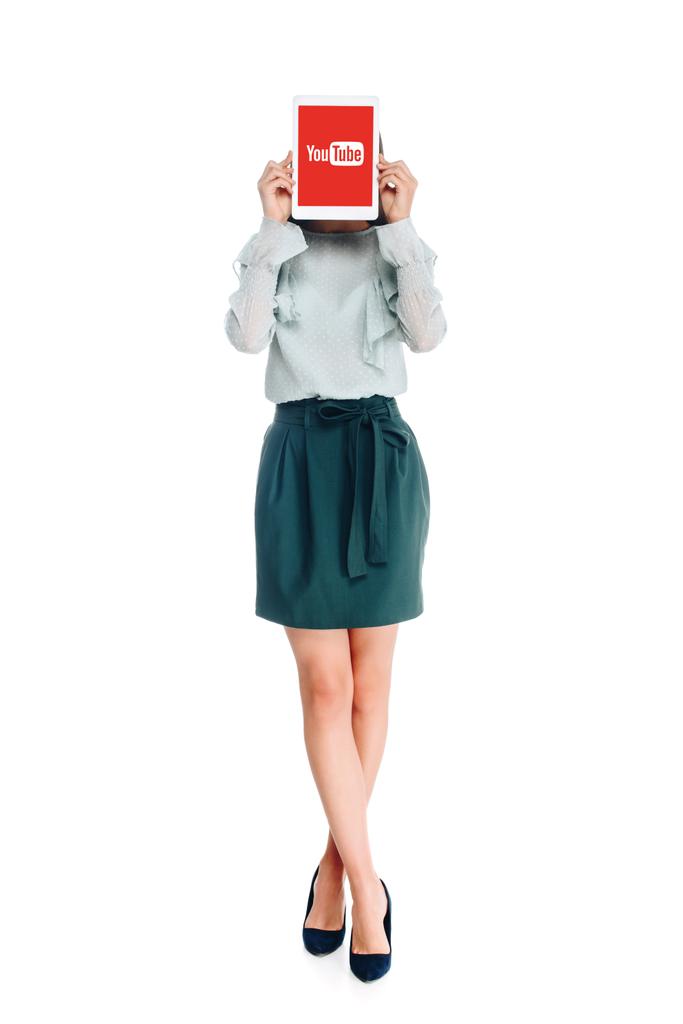 visão obscurecida da mulher com tablet com logotipo do youtube na tela isolada no branco
 - Foto, Imagem