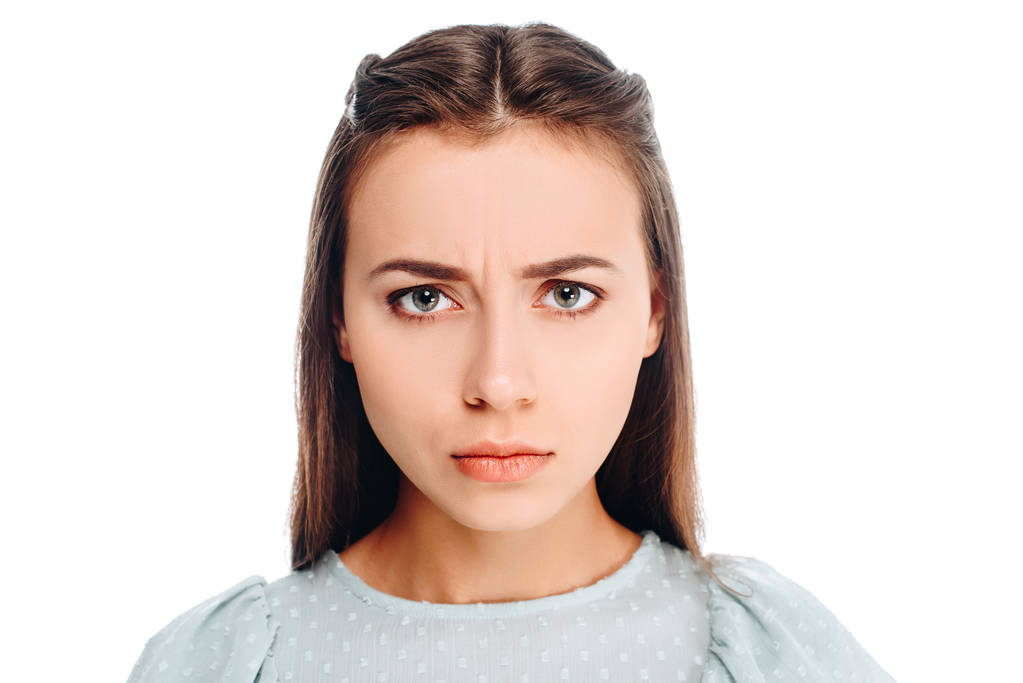 портрет расстроенной женщины, смотрящей на камеру изолированной на белом
 - Фото, изображение