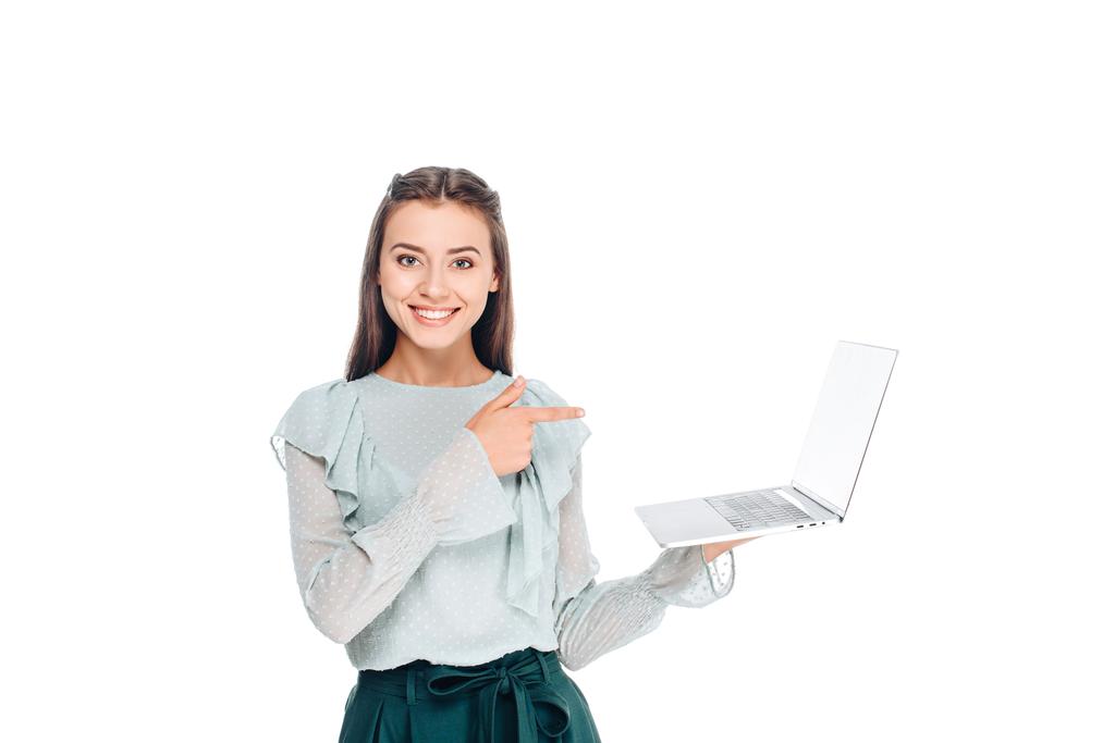beyaz izole dizüstü bilgisayar ile genç gülümseyen kadın portresi - Fotoğraf, Görsel