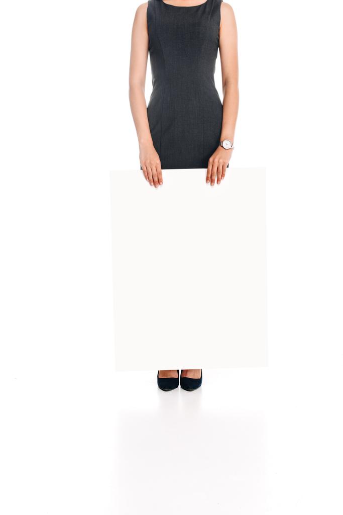 částečný pohled ženy držící prázdný nápis izolované na bílém - Fotografie, Obrázek