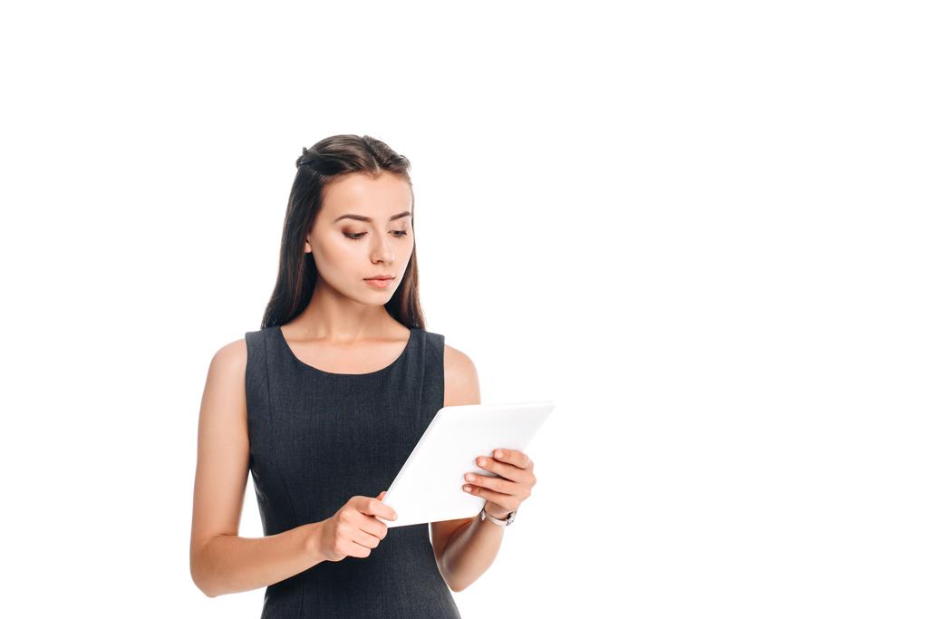 retrato de mujer con estilo utilizando tableta aislada en blanco
 - Foto, imagen