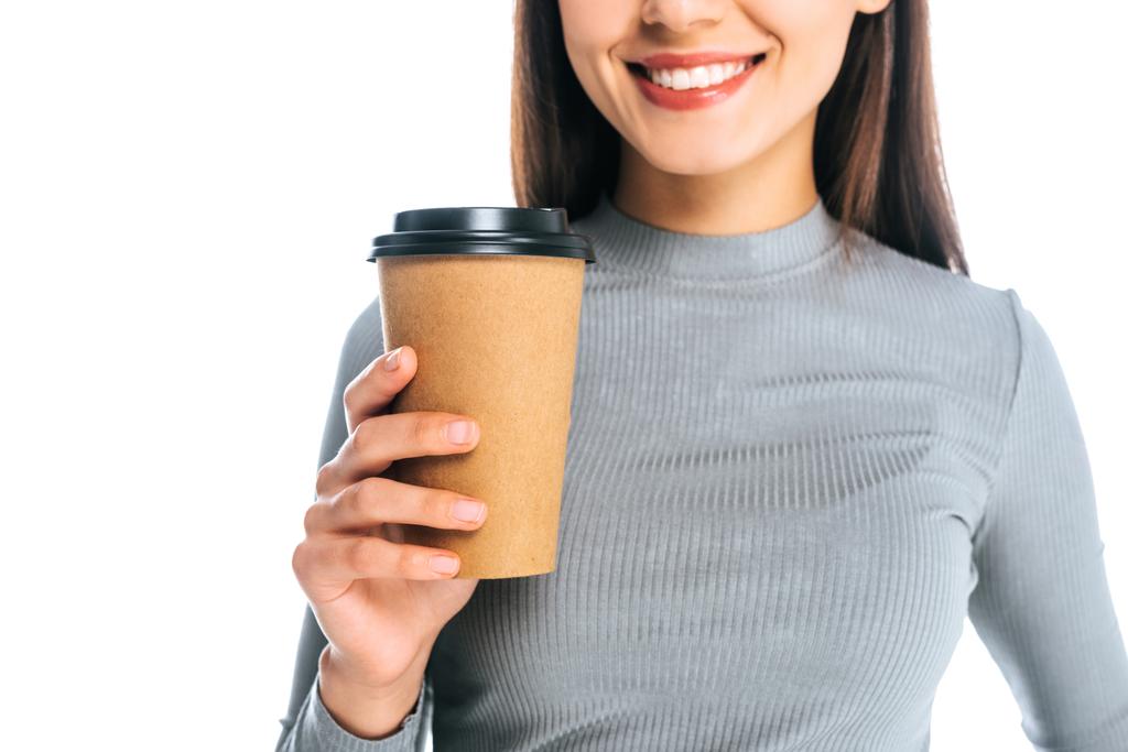 vue partielle de la femme souriante avec café pour aller isolé sur blanc
 - Photo, image