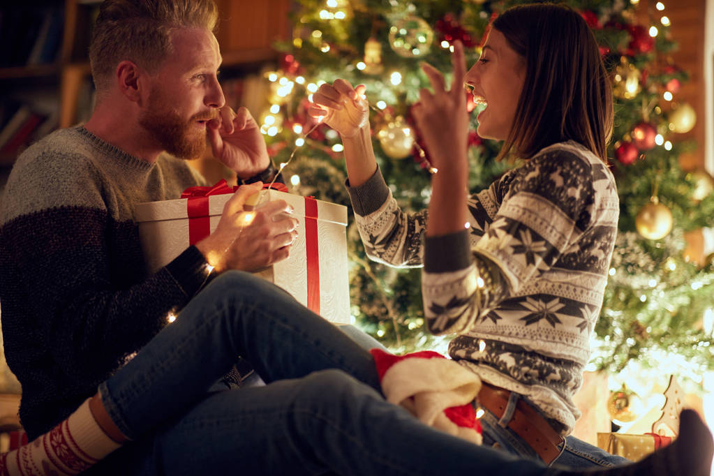 Láskyplné vánoční muž a žena se těší na svátky doma - Fotografie, Obrázek