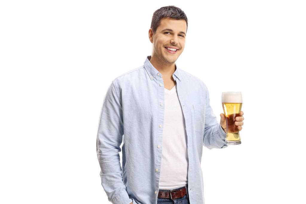 przystojny młody mężczyzna trzyma kufel piwa na białym tle - Zdjęcie, obraz