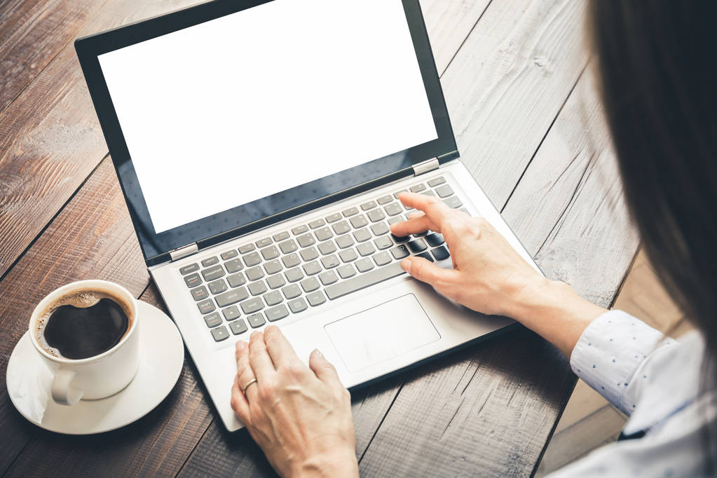 Mujer escribiendo y buscando por ordenador portátil en la oficina en casa. Espacio en pantalla para texto
. - Foto, imagen