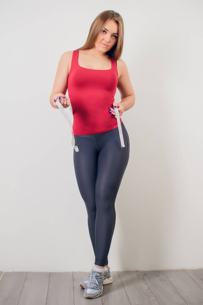 Фітнес спорт дівчина в модному спортивному одязі займається фітнесом йоги
. - Фото, зображення