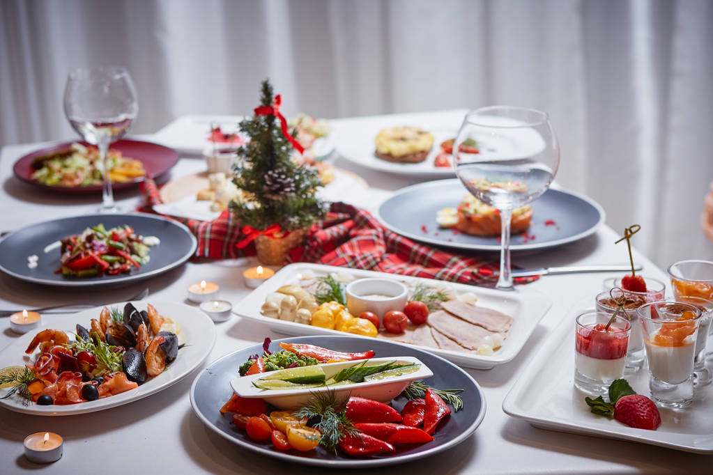 Magnifiquement servi table avec de la nourriture. Ambiance festive et décor. Célébration ensemble
 - Photo, image