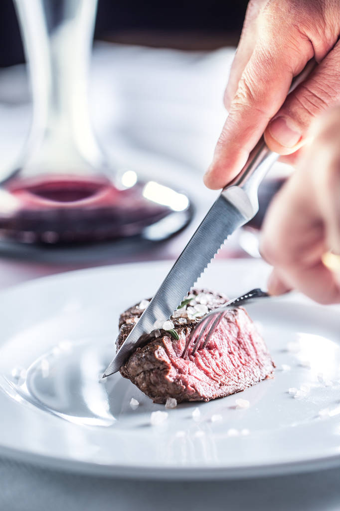 Steak z hovězí svíčkové na bílé plotně a červené víno v hospodě či restauraci. - Fotografie, Obrázek