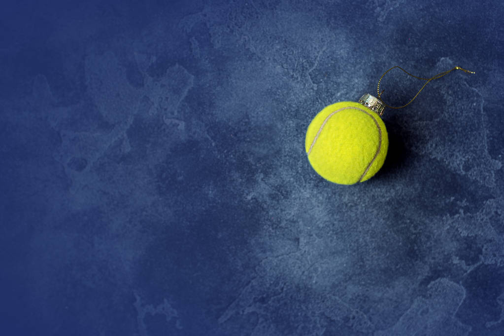 Tennis Ball Ornament isoliert über einem weißen Hintergrund - Foto, Bild