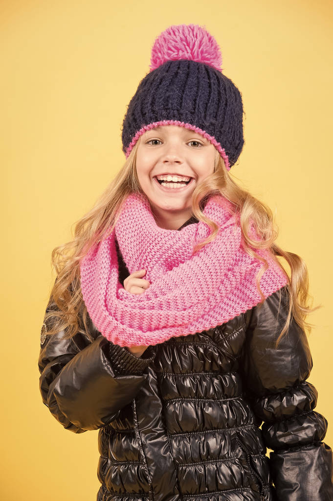 帽子の女の子、ピンクのスカーフ、オレンジの背景の黒いジャケット - 写真・画像