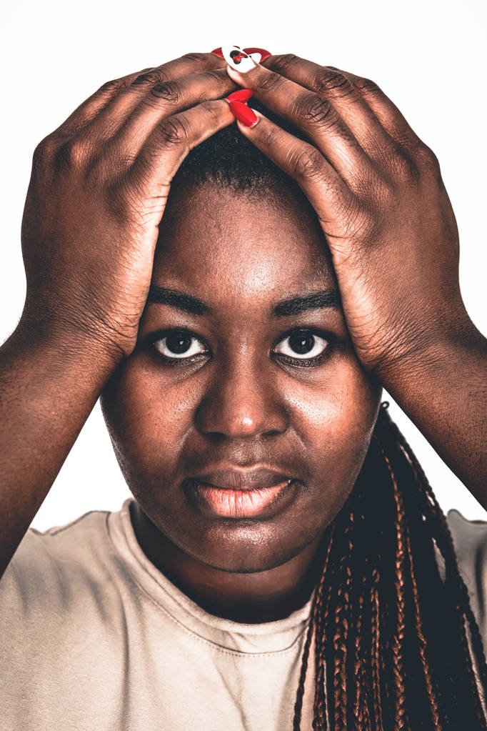 Mulher negra perturbada com as mãos na cabeça
 - Foto, Imagem