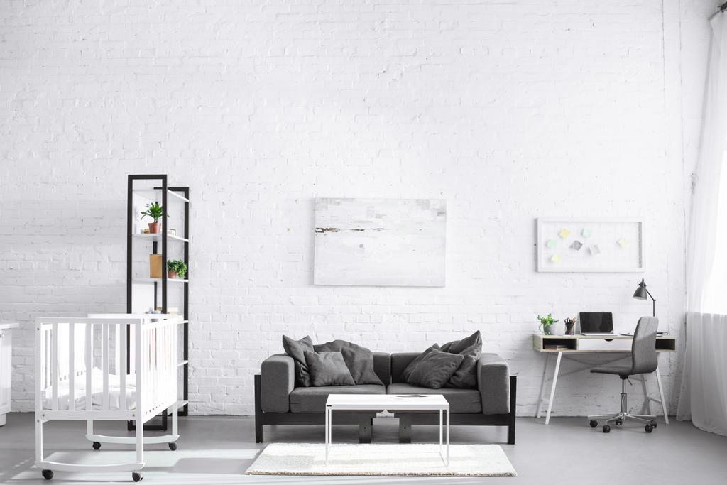 moderno interior de la sala de estar con cuna y sofá
  - Foto, Imagen