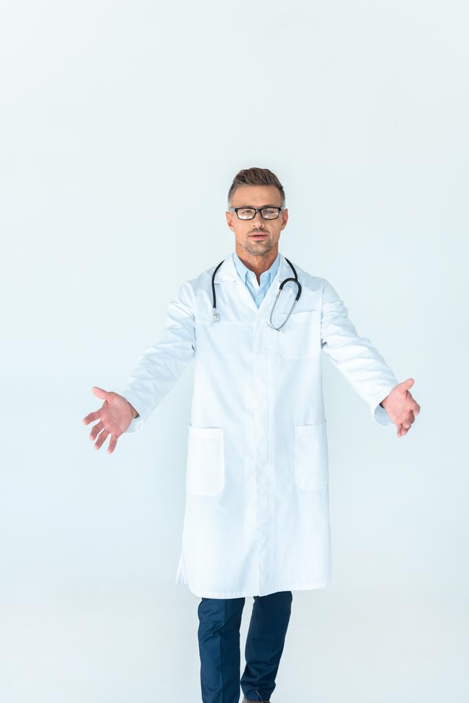 schöner Arzt mit Brille, der mit offenen Armen auf weiß isoliert steht - Foto, Bild